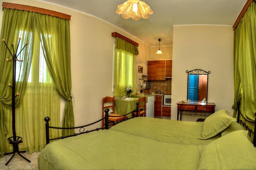 Mainades Maisonettes & Studios Menites Bilik gambar