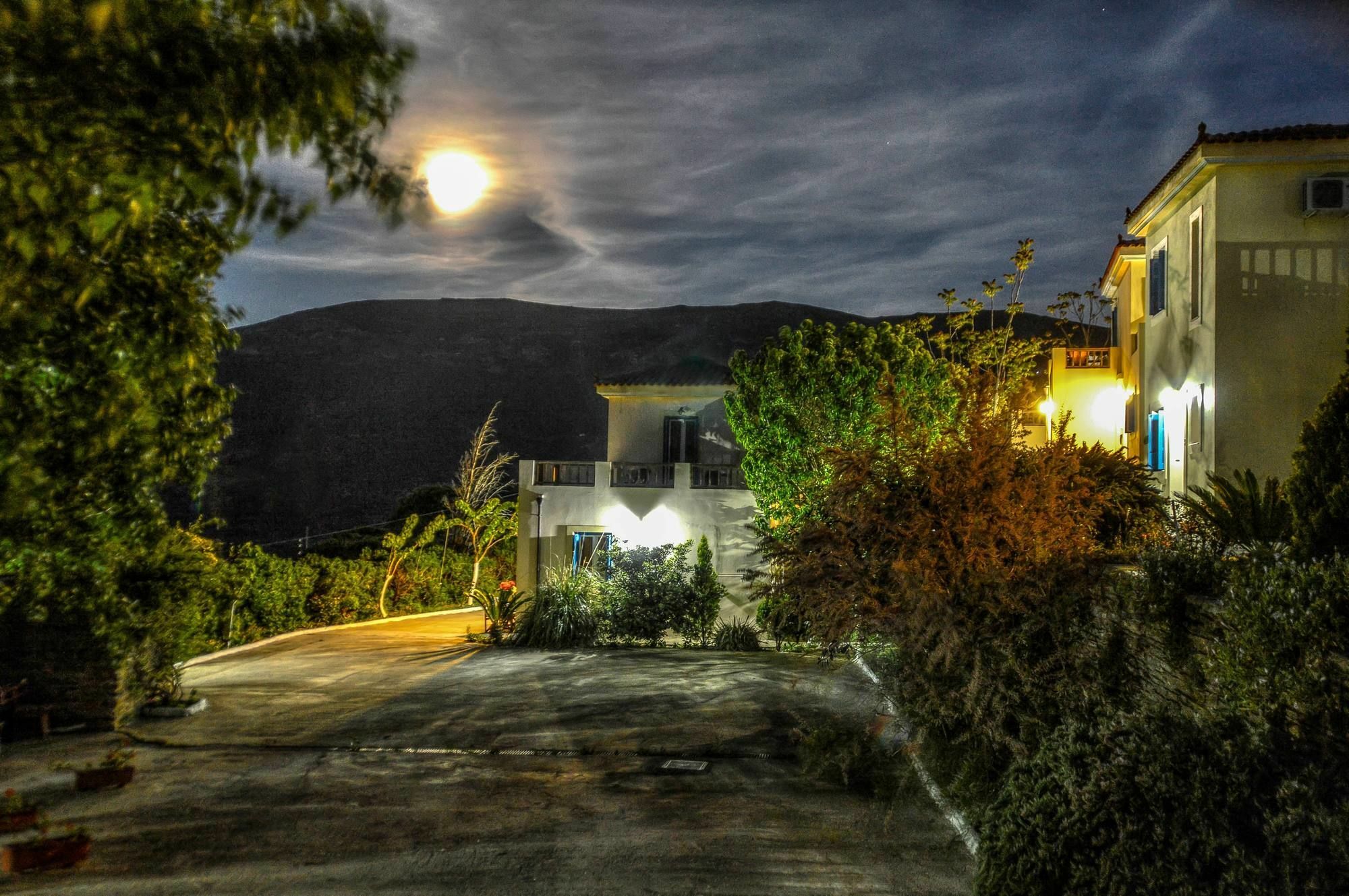 Mainades Maisonettes & Studios Menites Luaran gambar